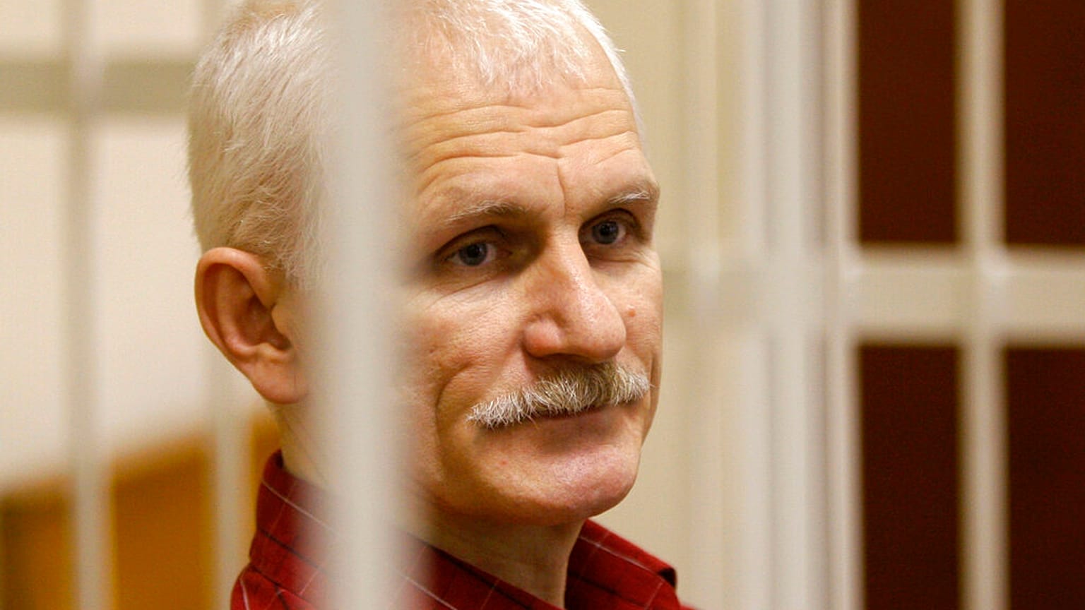 Der Friedensnobelpreis 2022 geht unter anderem an Ales Bjaljazki, der in Belarus wegen angeblicher Steuerhinterziehung im Gefängnis sitzt. Er gilt als politischer Gefangener.