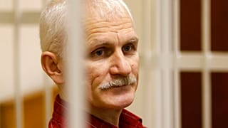 Der Friedensnobelpreis 2022 geht unter anderem an Ales Bjaljazki, der in Belarus wegen angeblicher Steuerhinterziehung im Gefängnis sitzt. Er gilt als politischer Gefangener.