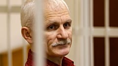 El Premio Nobel de la Paz  Ales Bialiatski en un tribunal de Minsk el 2 de noviembre de 2011
