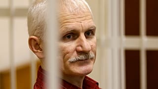 El Premio Nobel de la Paz Ales Bialiatski en un tribunal de Minsk el 2 de noviembre de 2011