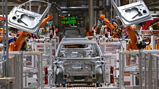 تعمل الروبوتات على هيكل سيارة كهربائية في خط التجميع في مصنع الشركة الألمانية Volkswagen AG (VW) تسفيكاو، ألمانيا، فبراير 2020.
