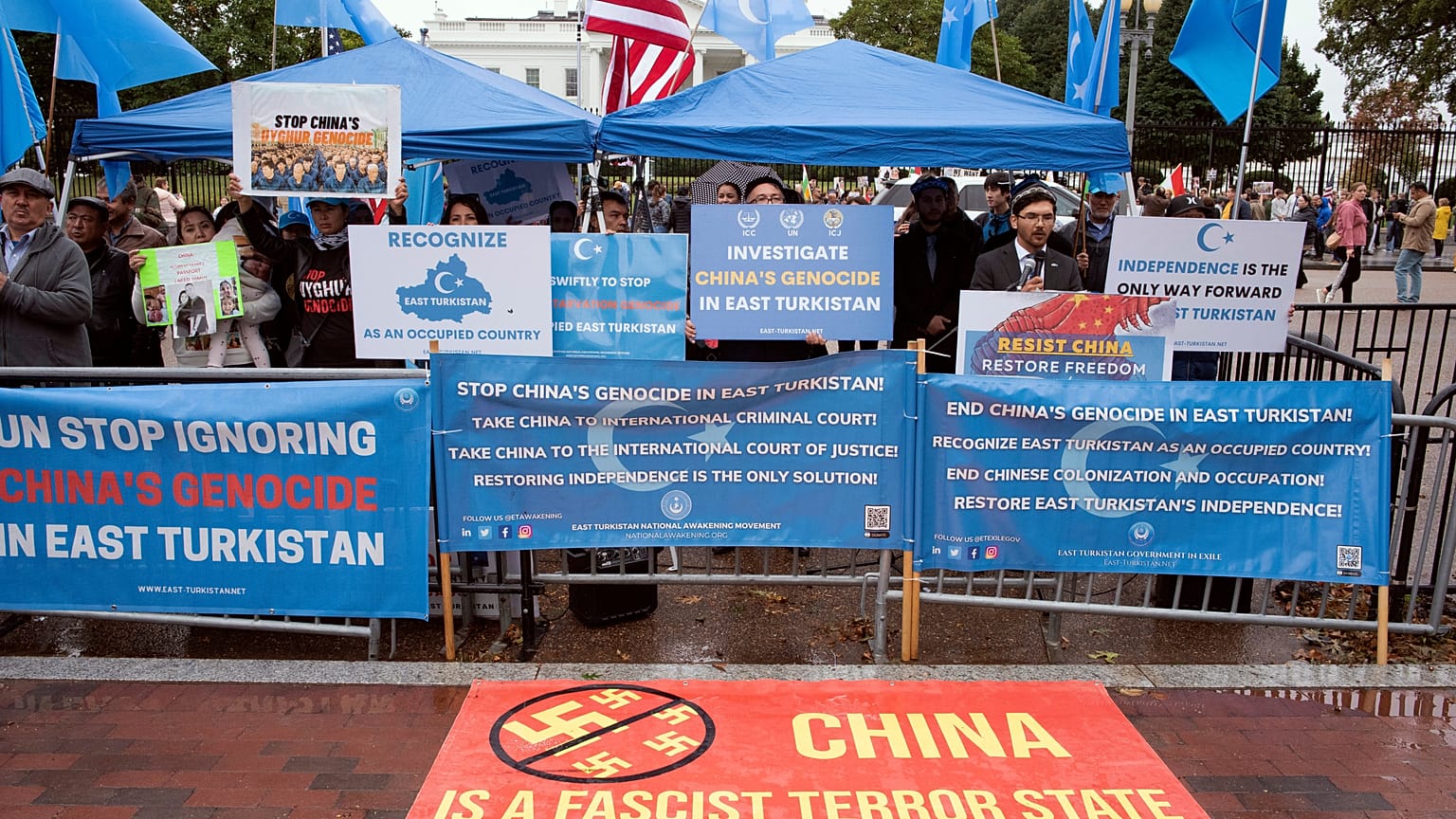 Çin, Doğu Türkistan Uyanış Hareketi üyelerince Beyaz Saray önünde düzenelenen gösteride protesto edildi