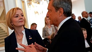 Liz Truss discute con Mario Draghi. (Praga, 6.10.2022)