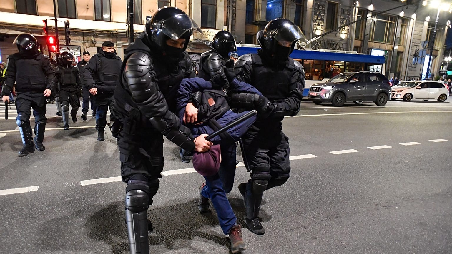 Des policiers arrêtent des manifestants à Saint-Pétersbourg à la suite d'appels à manifester contre la mobilisation partielle annoncée par le président Vladimir Poutine