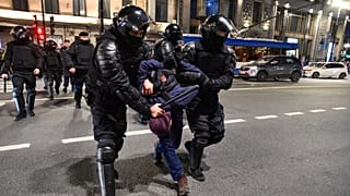 Des policiers arrêtent des manifestants à Saint-Pétersbourg à la suite d'appels à manifester contre la mobilisation partielle annoncée par le président Vladimir Poutine