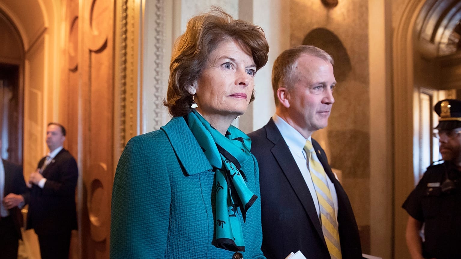 Senatörler Lisa Murkowski, ile Dan Sullivan