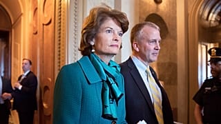 Senatörler Lisa Murkowski, ile Dan Sullivan