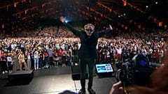 Prix Lumière 2022: Tim Burton wird wie ein Rockstar gefeiert