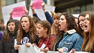 İspanya'da kadınlar tecavüzden yargılanan bir kişi hakkında verilen beraat kararını protesto ediyor 