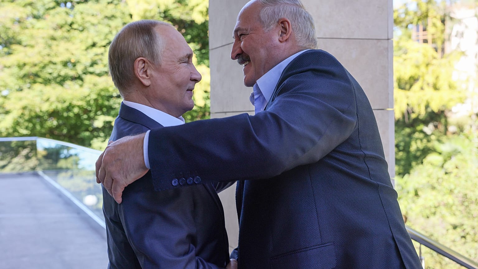 Vlagyimir Putyin fogadja Aljakszandr Lukasenkát a szocsi Bocsarov Rucsejben 2022. szeptember 26-án.