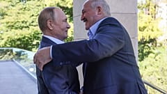 Vlagyimir Putyin fogadja Aljakszandr Lukasenkát a szocsi Bocsarov Rucsejben 2022. szeptember 26-án.