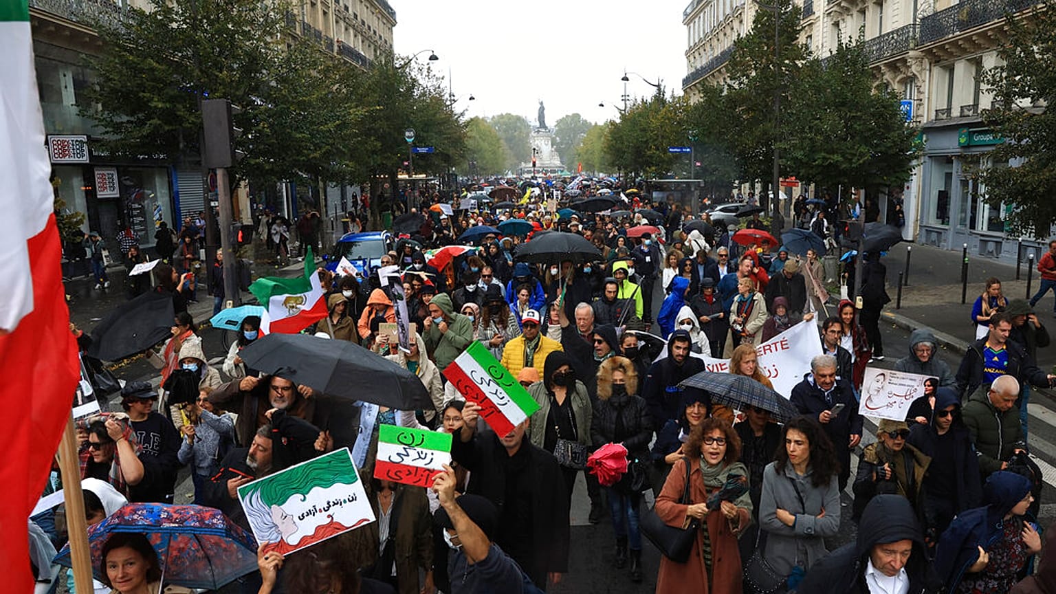 مسيرة للتعبير عن دعم المتظاهرين الإيرانيين بعد وفاة مهسا أميني إثر إلقاء القبض عليها من قبل "شرطة الأخلاق"، 2 أكتوبر 2022، باريس.