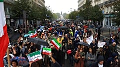 مسيرة للتعبير عن دعم المتظاهرين الإيرانيين بعد وفاة مهسا أميني إثر إلقاء القبض عليها من قبل "شرطة الأخلاق"، 2 أكتوبر 2022، باريس.