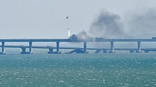 Fumée au-dessus du pont de Crimée endommagé par une explosion le 08/10/2022