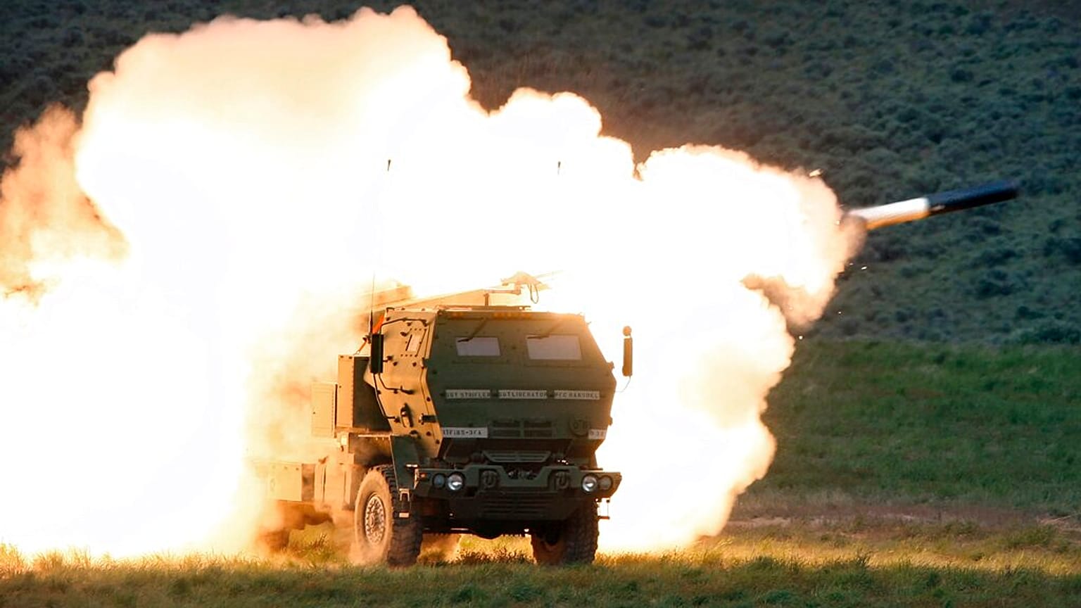 GPS güdümlü HIMARS roketlerinin 80 kilometreden fazla menzili bulunuyor