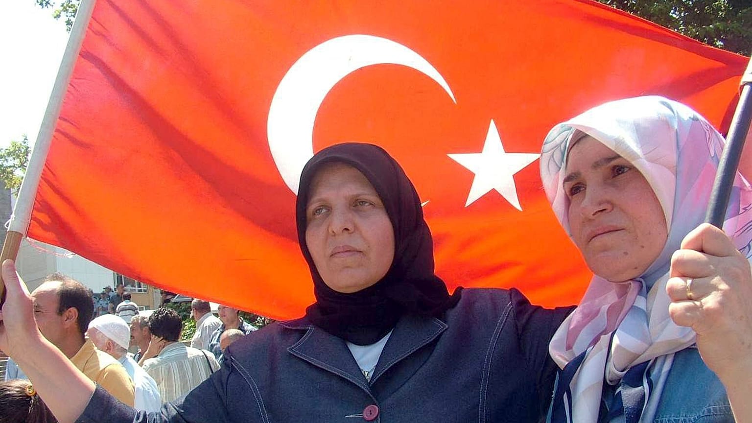 CHP lideri Kemal Kılıçdaroğlu’nun başörtüsü serbestliğini yasal düzenleme ile teminat altına alma girişimine yönelik tartışmalar sürüyor