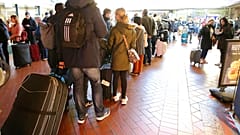 Warteschlangen wegen Störung bei der Deutschen Bahn in Hamburg