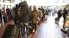 Hosszú sorok a hamburgi pályaudvar pénztárainál