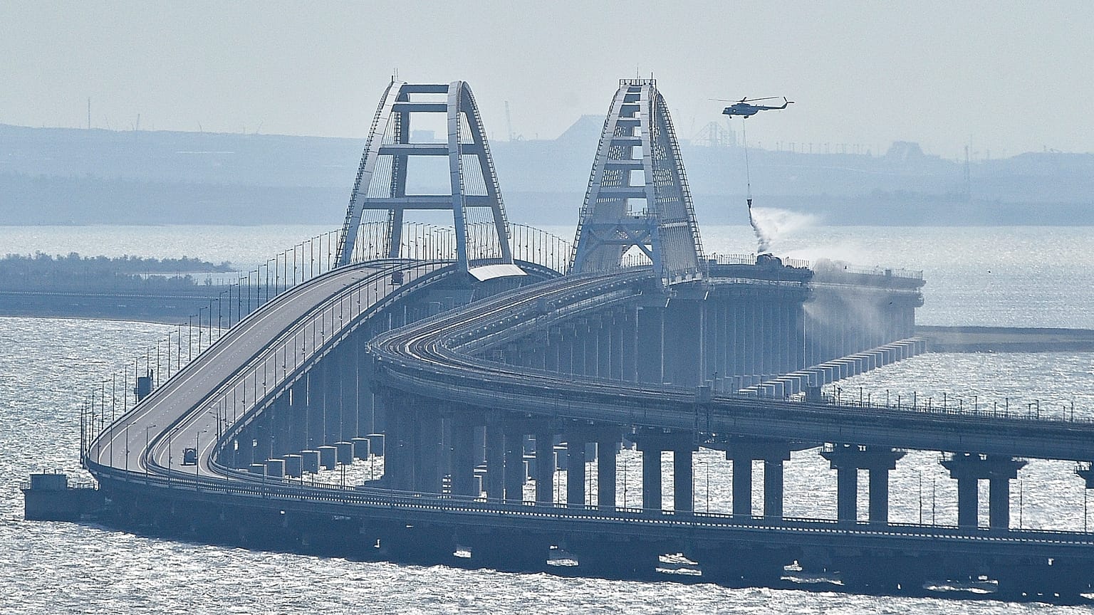 Тушение пожара на Крымском мосту