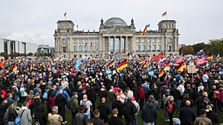 AfD destekçileri gösteri düzenliyor