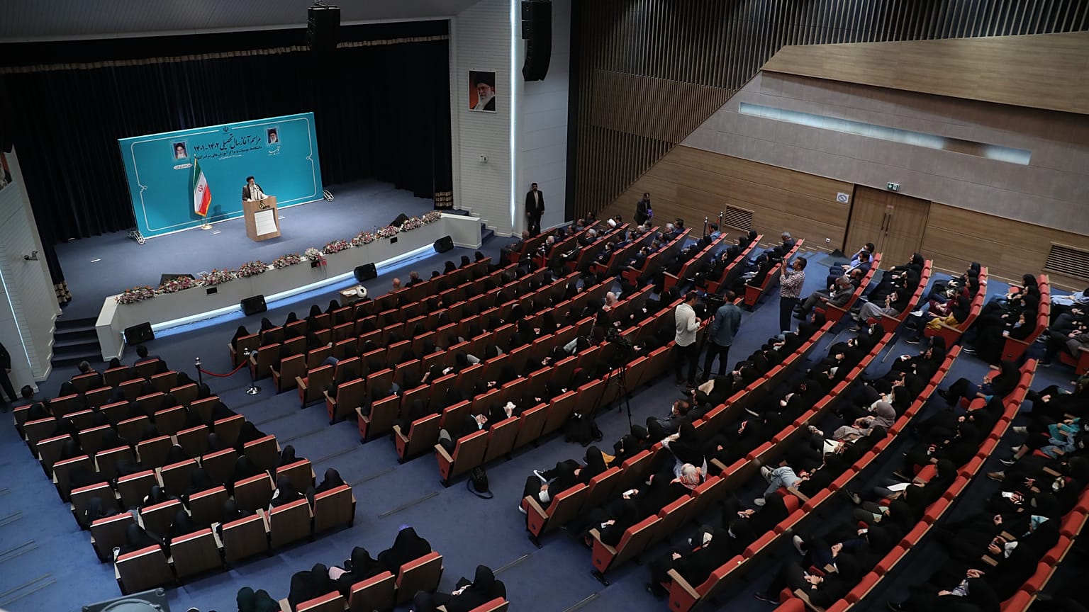İran Devlet Başkanı İbrahim Reisi El Zehra Üniversitesi'nde konuşma yaptığı sırada dışardaki göstericiler tarafından protesto edildi