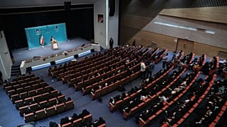 İran Devlet Başkanı İbrahim Reisi El Zehra Üniversitesi'nde konuşma yaptığı sırada dışardaki göstericiler tarafından protesto edildi