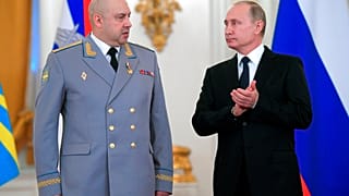 Sergueï Sourovikine, le nouveau commandant de l'offensive en Ukraine, et Vladimir Poutine, à Moscou en décembre 2017.