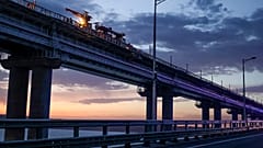 Рабочие восстанавливают поврежденное железнодорожное полотно, 8 октября
