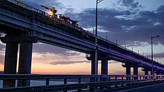 Рабочие восстанавливают поврежденное железнодорожное полотно, 8 октября