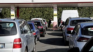 Tankolásra váró autósok egy benzinkúton Lille-ben