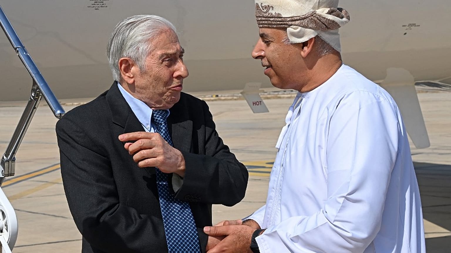 باقر نمازي (يسار)، والد سياماك في العاصمة العمانية مسقط، 5 تشرين الأول 2022 
