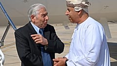 باقر نمازي (يسار)، والد سياماك في العاصمة العمانية مسقط، 5 تشرين الأول 2022 