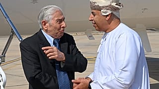 باقر نمازي (يسار)، والد سياماك في العاصمة العمانية مسقط، 5 تشرين الأول 2022 