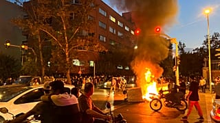 Ülkede iki buçuk aydır devam eden protestolarda güvenlik güçlerinin de aralarında olduğu 300'den fazla kişinin hayatını kaybettiği bildirildi