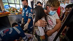 Untröstliche Familien nach der Ermordung ihrer Kinder in Thailand