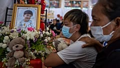 Семьи погибших детей в храме Рат Самаки города Утхай Саван, 9 октября 2022 г.
