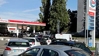 Total'in 6 rafinerisinden 3'ünde yeniden başlayan greve ExxonMobil'in 2 rafinerisi de dahil oldu