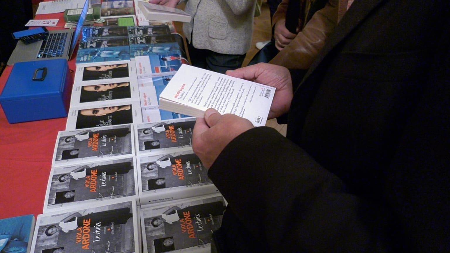L'edizione francese dell'ultimo libro di Viola Ardone ("Oliva Denaro") al festival Italissimo