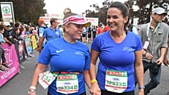 Novák Katalin köztársasági elnök és Lengyel Zsófia látássérült sportoló a váltóverseny céljában a budapesti Pázmány Péter sétányon 2022. október 9-én.
