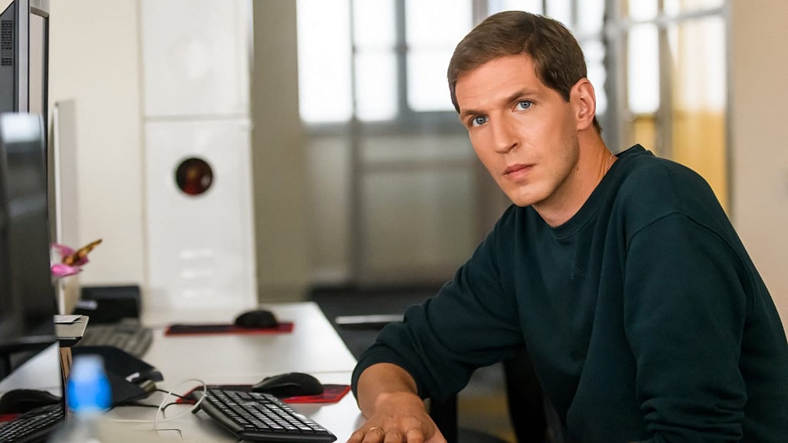 Tikhon Dzyadko, rédacteur en chef de la chaîne de télévision russe indépendante Dojd, le 8 septembre 2022 à Riga, en Lettonie. 