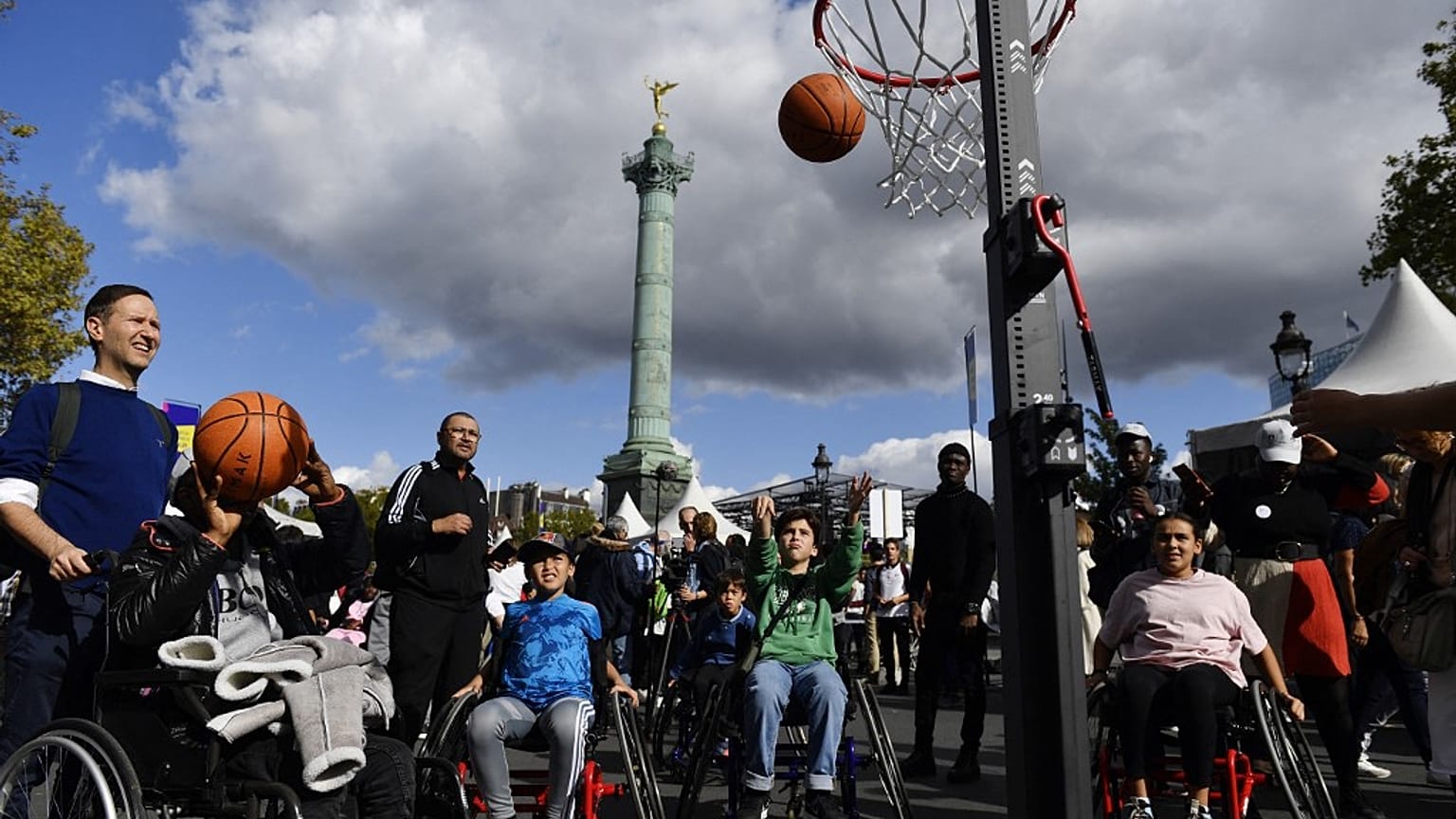 Des enfants jouent au basket fauteuil lors de la journée Paralympique, le 8 octobre 2022, Paris, France