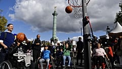 Des enfants jouent au basket fauteuil lors de la journée Paralympique, le 8 octobre 2022, Paris, France