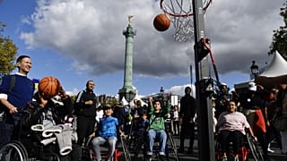 Des enfants jouent au basket fauteuil lors de la journée Paralympique, le 8 octobre 2022, Paris, France