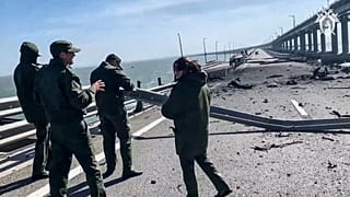 Russische Ermittler:innen auf der beschädigten Krim-Brücke.