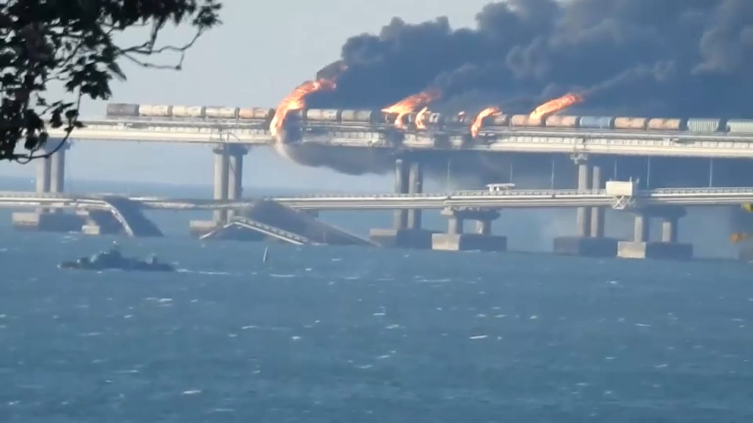Le pont a été lourdement endommagé par l'explosion.