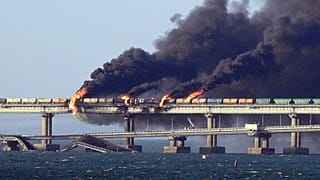 Пожар на Керченском мосту, соединяющем Крым с Россией, после взрыва 8 октября 2022 года.
