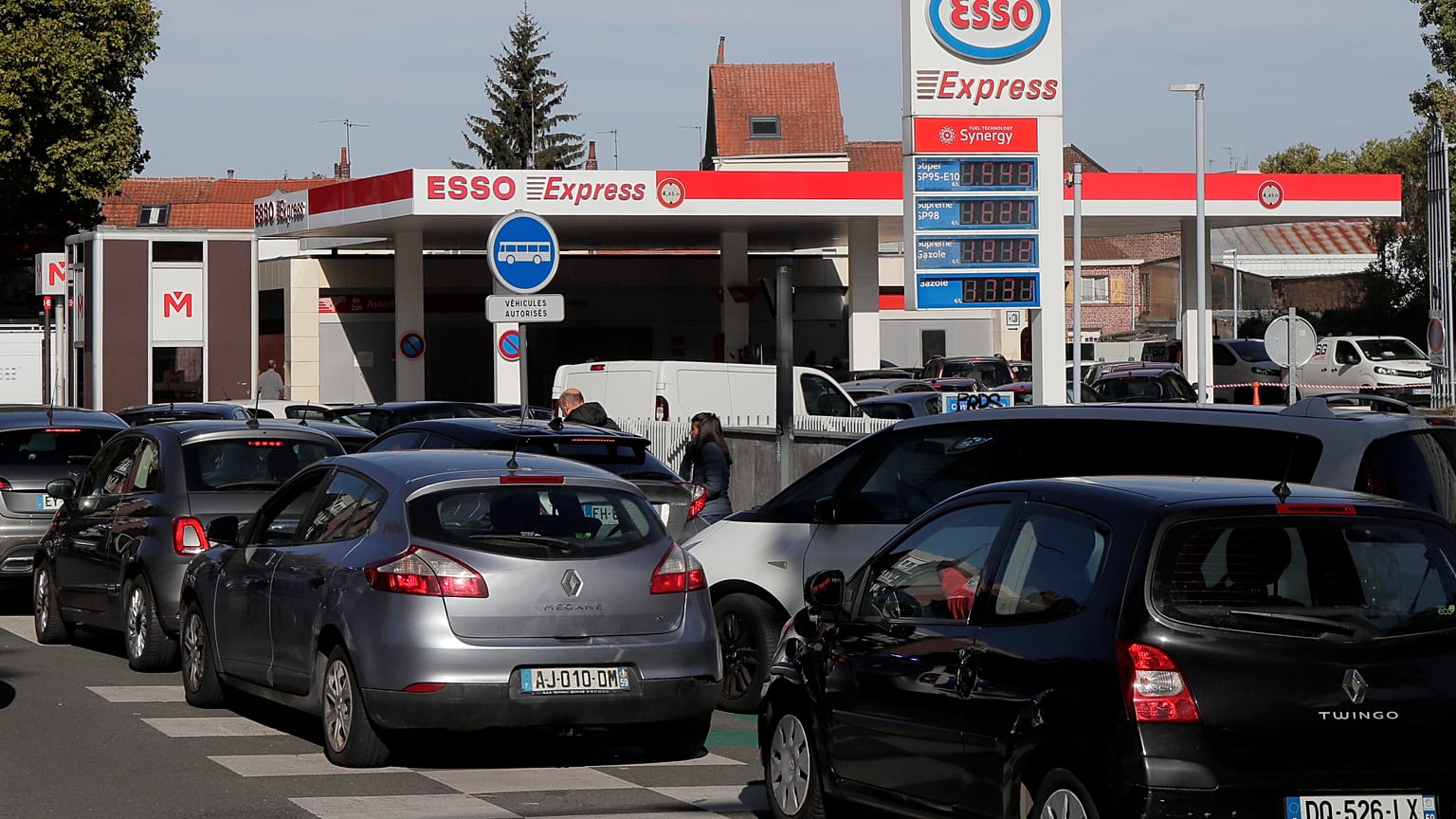 Decenas de vehículos esperan su turno para repostar en una gasolinera francesa.