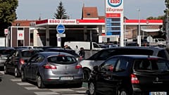 Lange Schlangen an den Tankstellen in ganz Frankreich wegen Streik in den Raffinerien