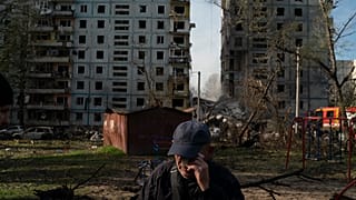 Mucola Markovitch, 76 ans essuie une larme devant un immeuble durement frappé dans la ville de Zaporijjia, Ukraine le 9 octobre 2022.