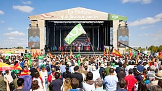 El líder de Vox, Santiago Abascal, se dirige a su público durante el mitin de la formación